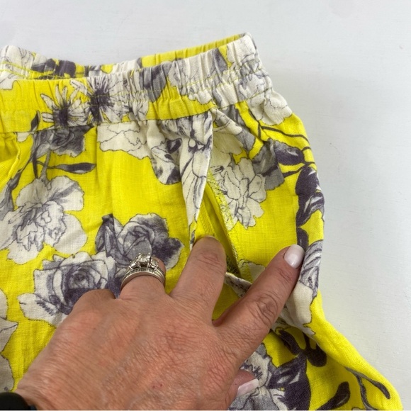 Kut from the Kloth Jansen Yellow Japanese Floral Printed 100% Linen Shorts Sz 10 - Picture 4 of 14